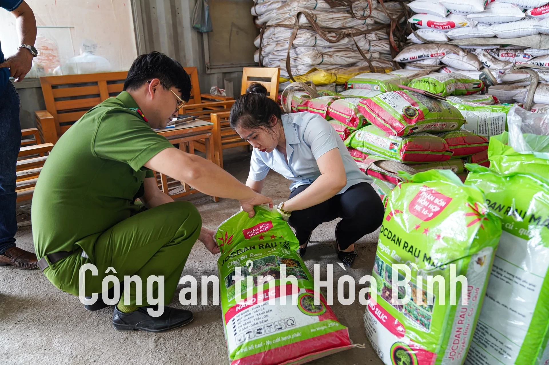 cong-an-hoa-binh-1748818100.jpg