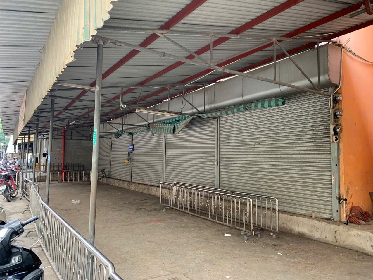  Trao đổi tại Tọa đàm trực tuyến" Phát triển kinh tế tư nhân cơ hội và thách thức, PGS.TS Trần Đình Thiên nhận định: “Không thể yêu cầu một tiểu thương bán cá, bán rau ngoài chợ phải có hóa đơn VAT, phiếu kiểm nghiệm, nhãn hiệu… như doanh nghiệp sản xuất. Muốn nâng chuẩn phải có bước đệm, phải hỗ trợ họ thay đổi từng bước.”