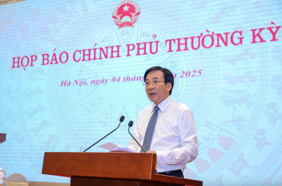 Bộ trưởng, Chủ nhiệm Văn phòng Chính phủ Trần Văn Sơn, Người phát ngôn của Chính phủ, cung cấp thông tin tình hình KTXH tháng 5 và 5 tháng đầu năm 2025. Ảnh: VGP