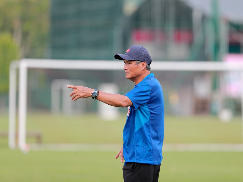 HLV trưởng Mai Đức Chung của đội tuyển nữ Việt Nam