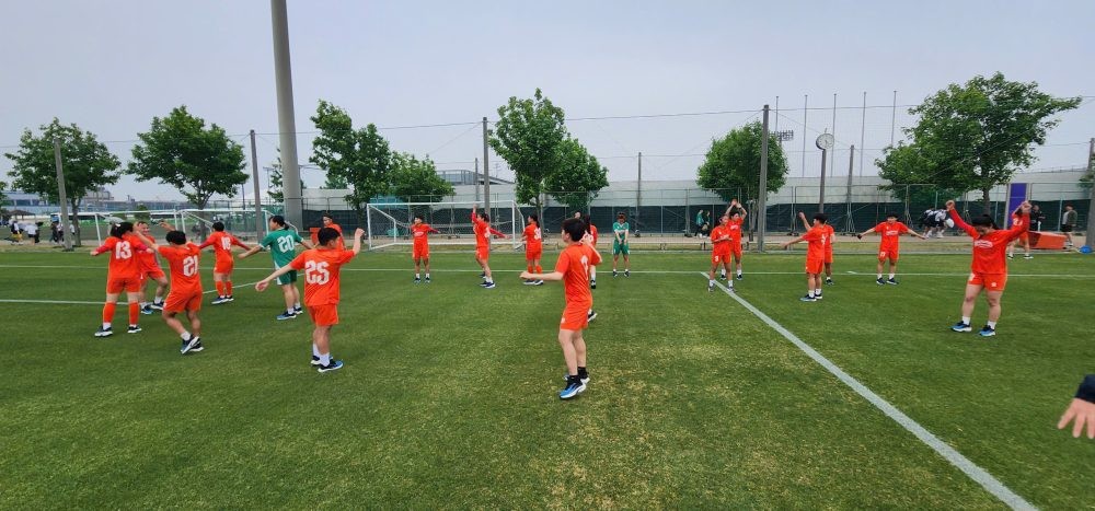 Các cầu thủ nữ Việt Nam chủ yếu tập các bài tập nhẹ để thả lỏng và giải phóng sức ì sau một hành trình dài