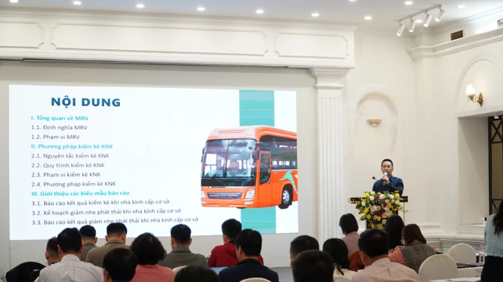 Các chuyên gia môi trường và doanh nghiệp đang thảo luận về chiến lược giảm phát thải khí nhà kính. Việc phân bổ hạn ngạch phát thải được xem là một giải pháp then chốt trong lộ trình đạt phát thải ròng bằng 0 của Việt Nam.