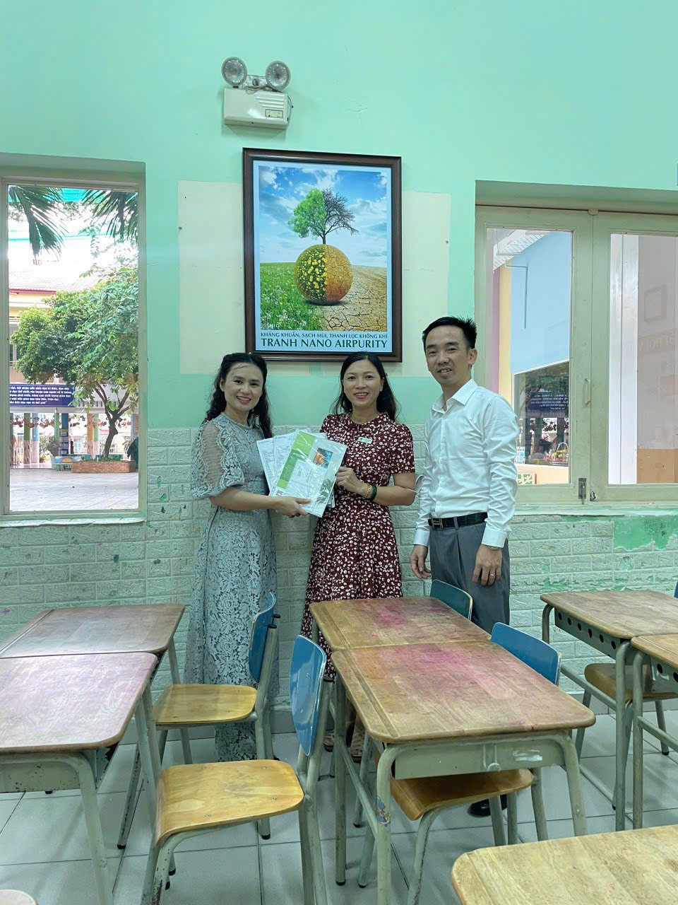 MaiHoa Group trao tặng Tranh Nano Airpurity cho các trường, lớp học. 