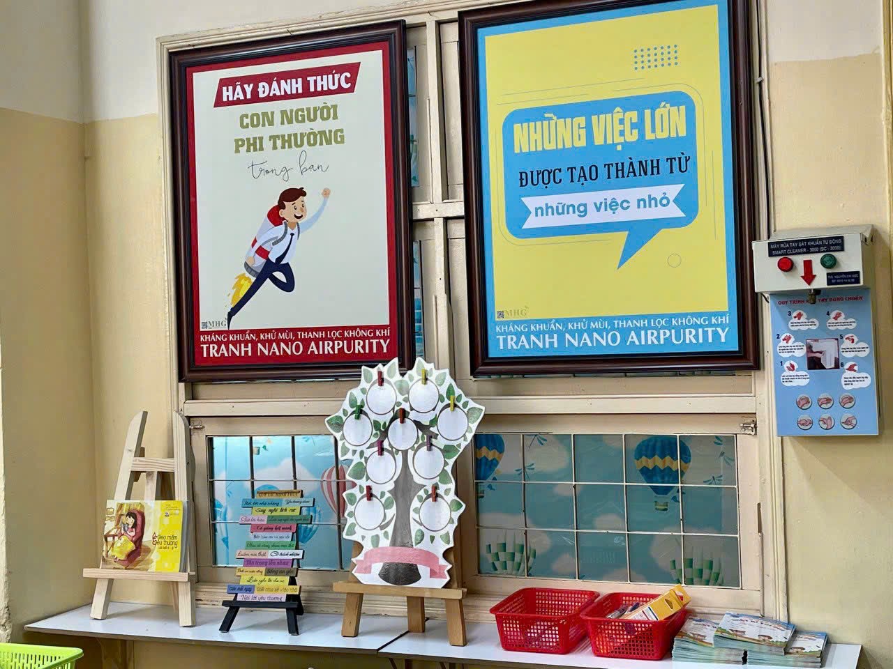 Tranh Nano Airpurity duy trì hiệu quả kháng khuẩn, phù hợp với môi trường học tập đông đúc, điển hình như trường mầm non, lớp học,...