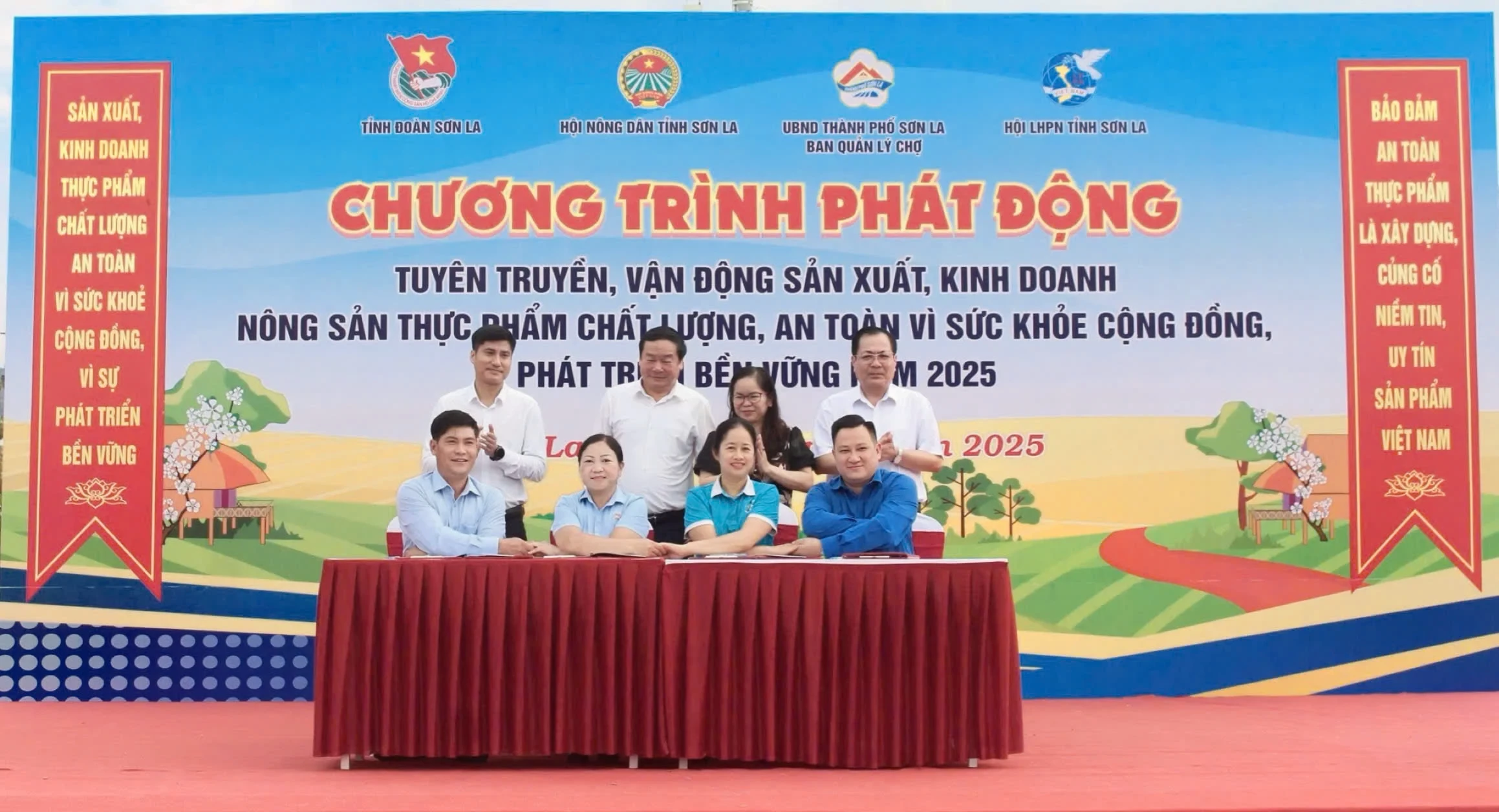 Toàn cảnh lễ phát động sản xuất – kinh doanh nông sản thực phẩm an toàn tại TP Sơn La, thu hút đông đảo hội viên và người dân tham gia.