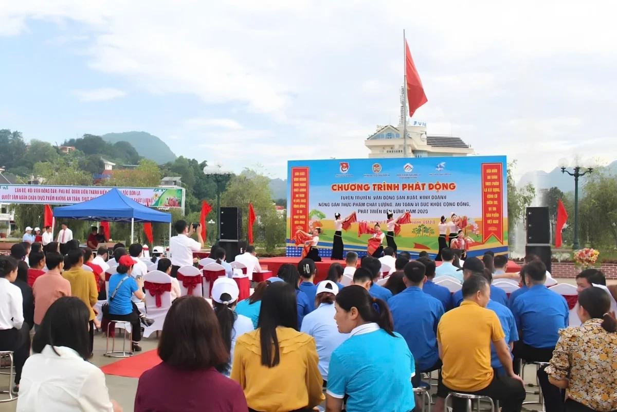 Toàn cảnh lễ phát động sản xuất – kinh doanh nông sản thực phẩm an toàn tại TP Sơn La, thu hút đông đảo hội viên và người dân tham gia.