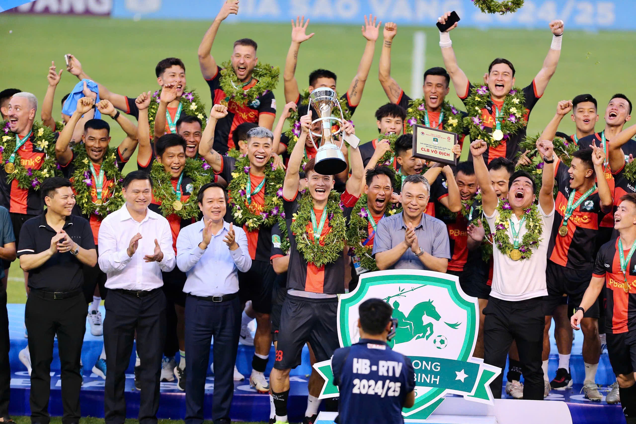 Sau cúp vô địch Đông Nam Á ASEAN Cup 2024, Maybank Challenge Cup Malaysia 2025, Hoàng Đức khép lại một mùa giải thành công cùng CLB Phù Đổng Ninh Bình