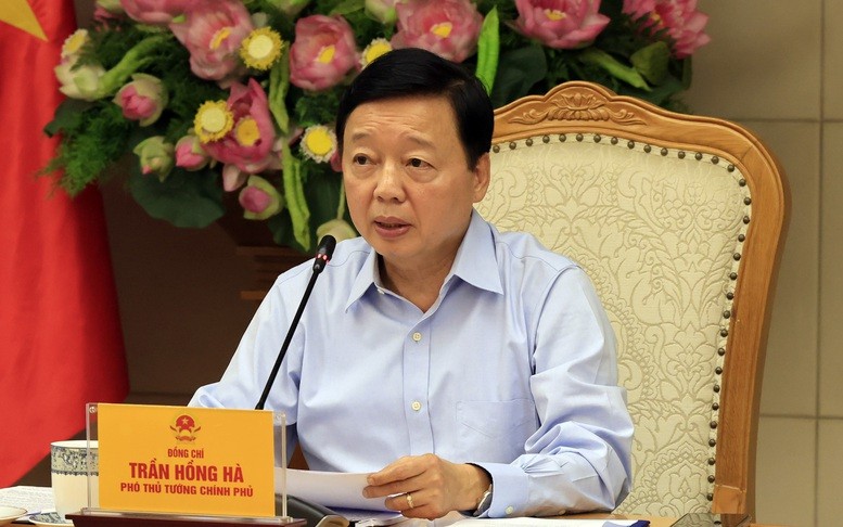 Chiều 16/6, Phó Thủ tướng Trần Hồng Hà chủ trì cuộc họp trực tiếp kết hợp trực tuyến với các bộ, ngành, địa phương về công tác giải phóng mặt bằng phục vụ dự án đường sắt tốc độ cao Bắc-Nam - Ảnh: VGP/Minh Khôi