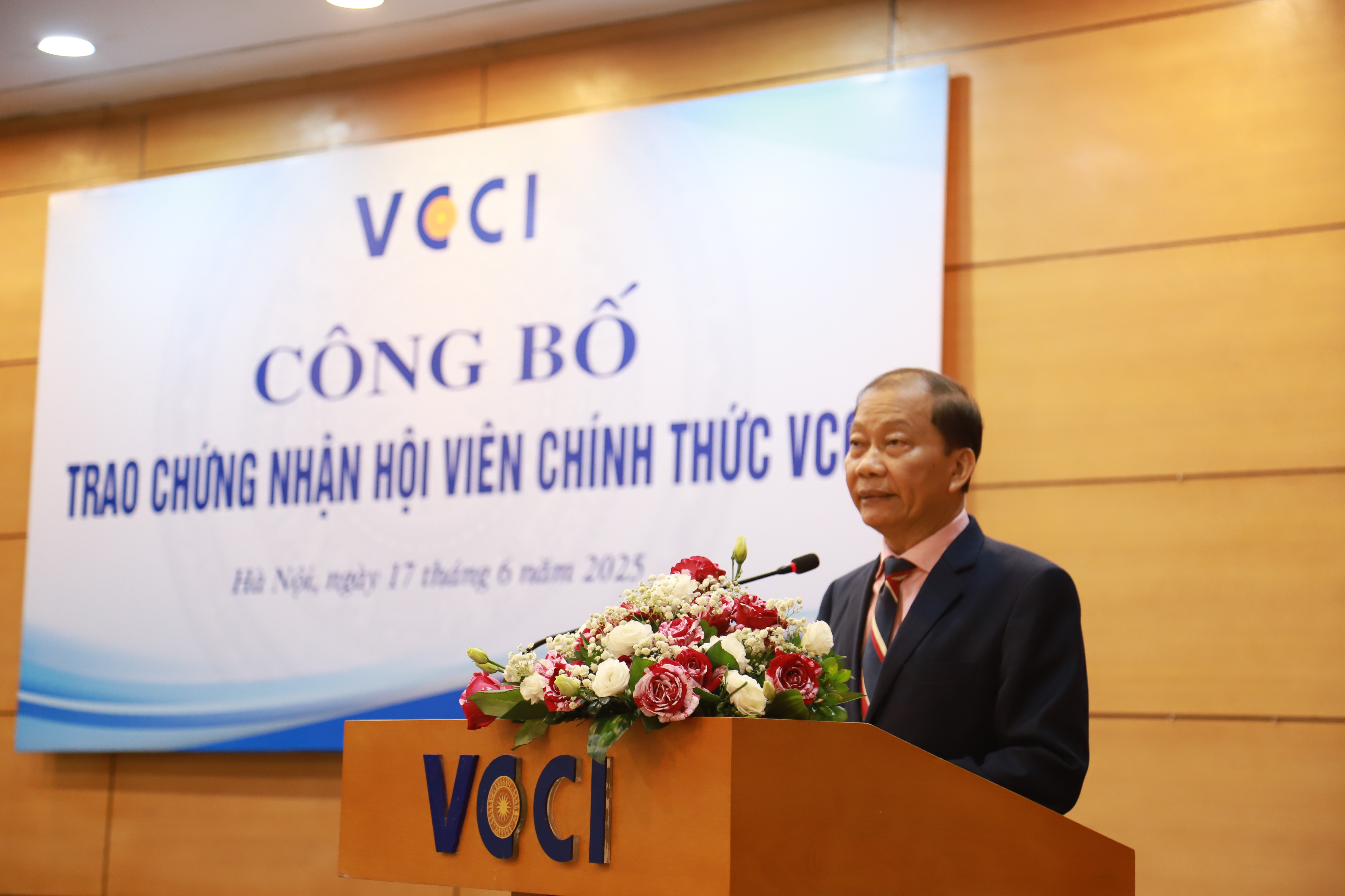 Phó Chủ tịch VCCI Hoàng Quang Phòng nhấn mạnh vai trò đồng hành của VCCI trong việc nâng cao năng lực cạnh tranh cho doanh nghiệp Việt.