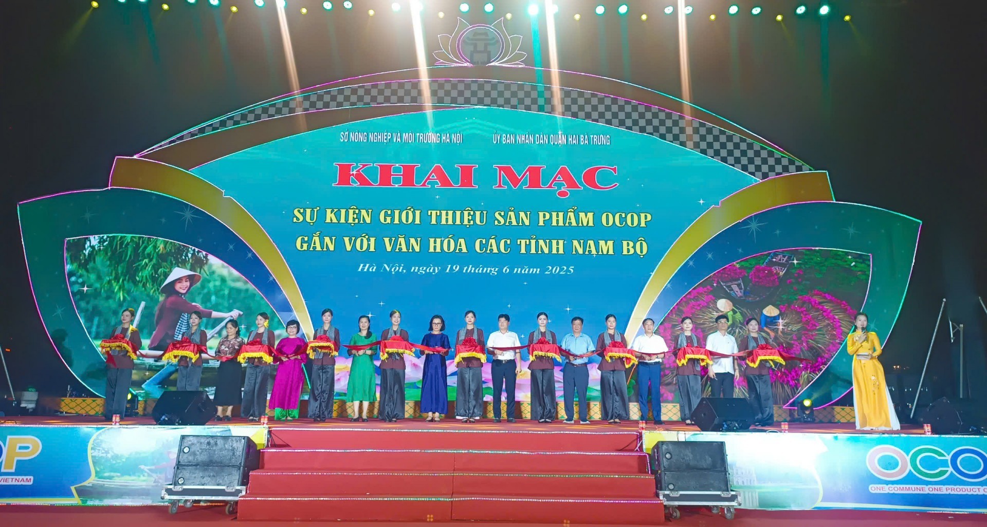 Các đại biểu cắt băng khai mạc sự kiện.