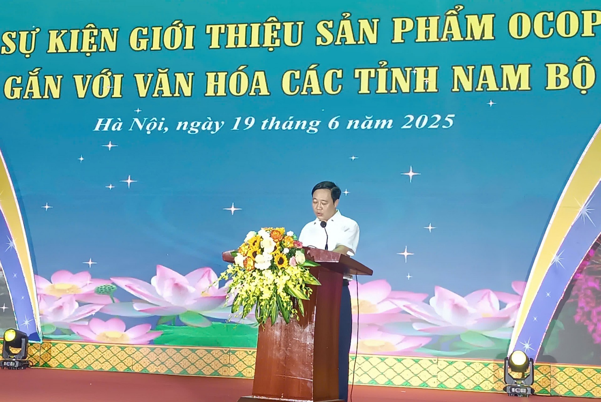 Ông Ngọ Văn Ngôn - Phó Chánh Văn phòng Điều phối Nông thôn mới Hà Nội phát biểu khai mạc sự kiện.