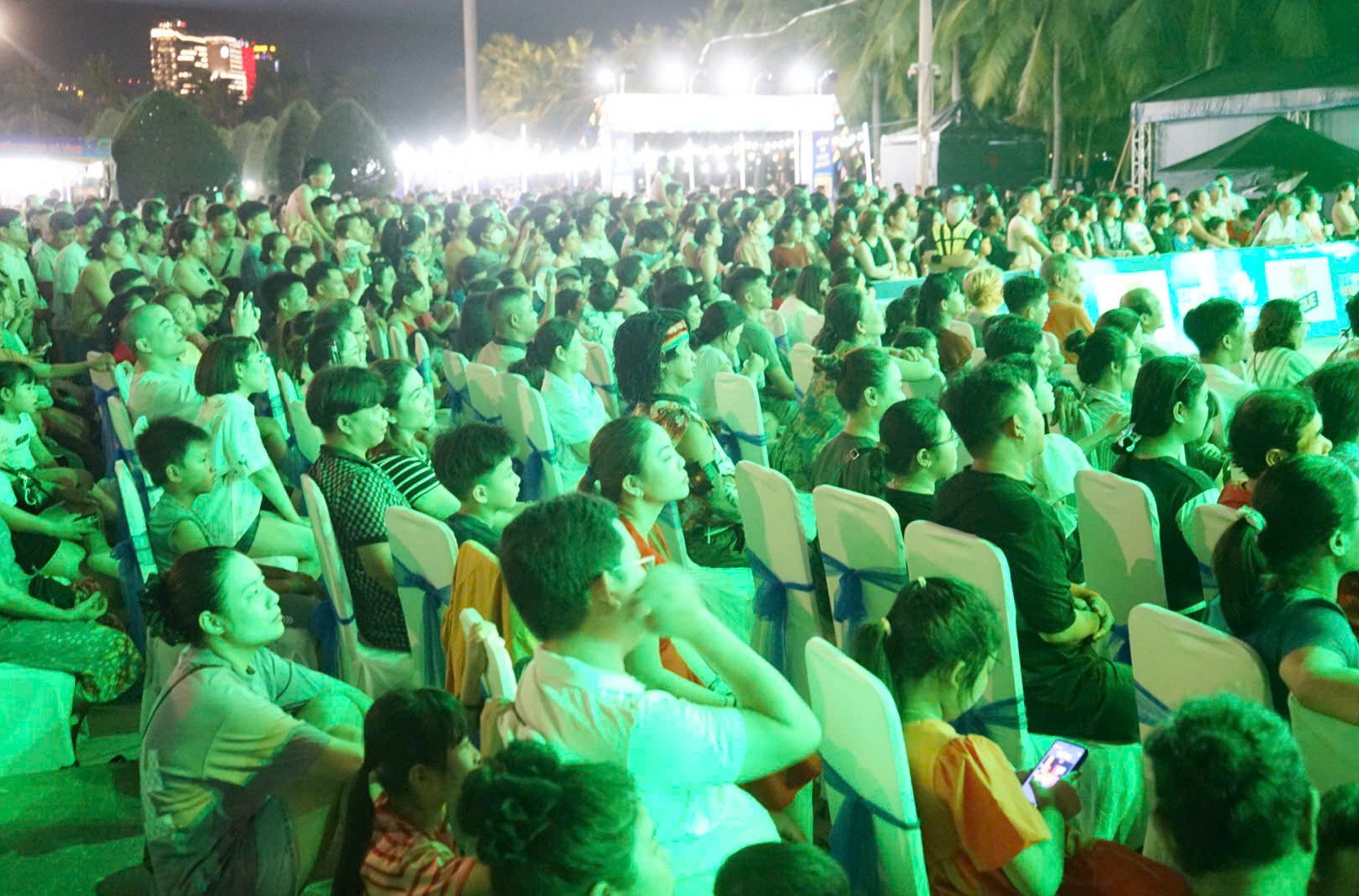 Khán giả chăm chú theo dõi phần trình diễn nghi lễ truyền thống “Gầu Tào” của đồng bào Mông, một điểm nhấn văn hóa trong chương trình.