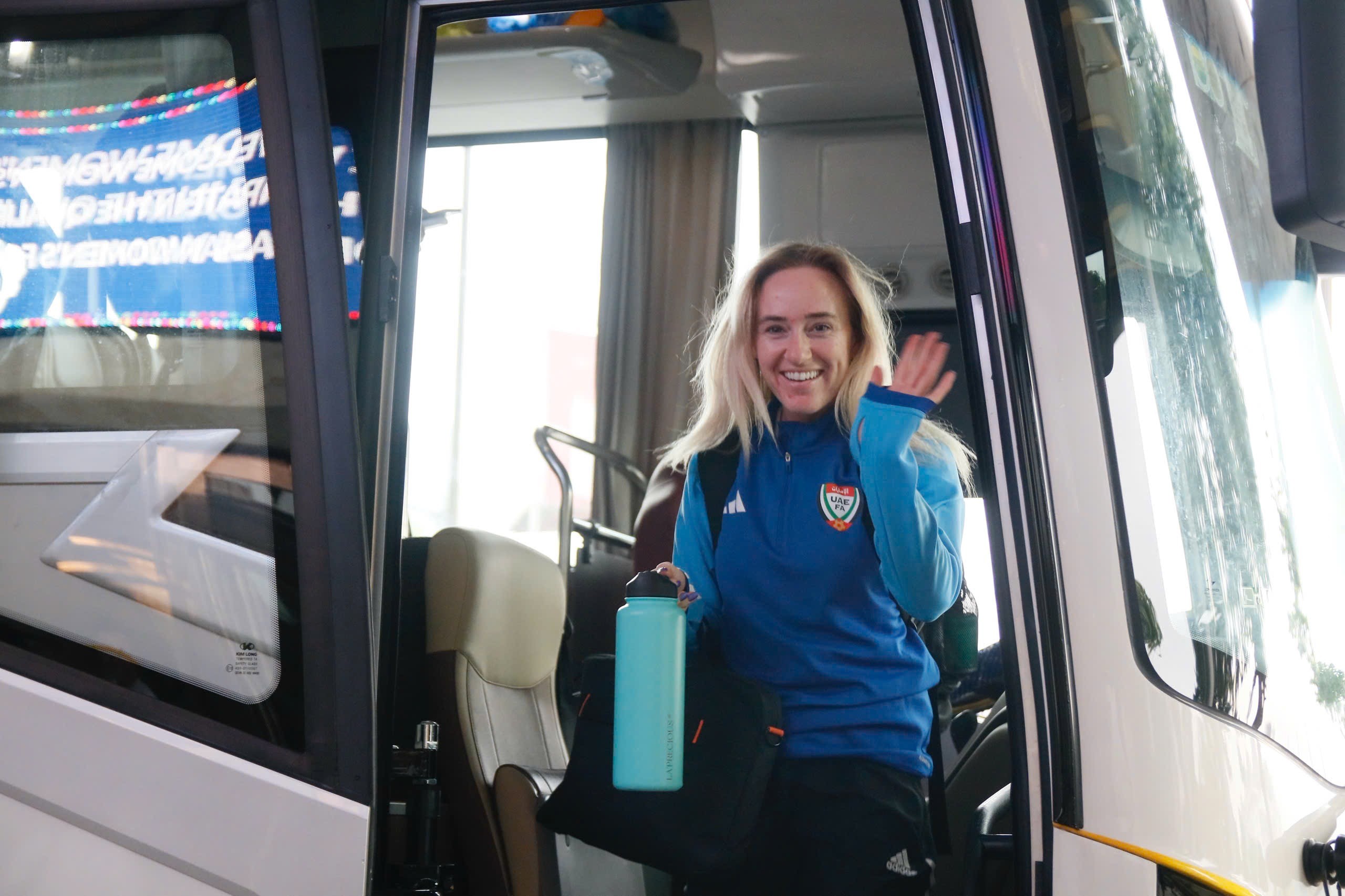 Các cầu thủ nữ của UAE cho thấy sự hứng khởi ngay khi đến Việt Nam