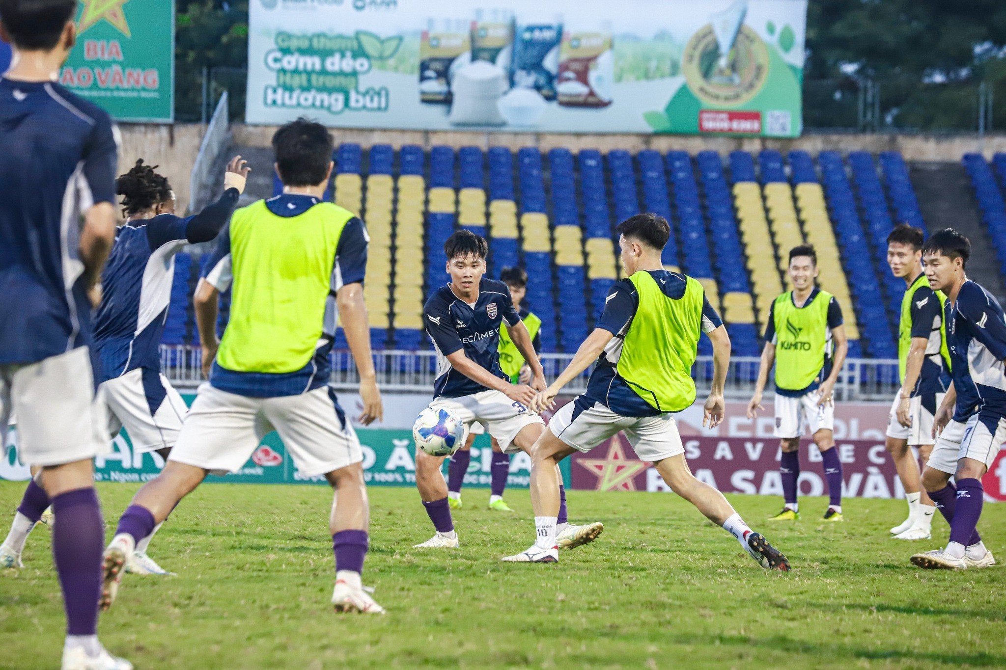 Các cầu thủ Becamex Bình Dương đã có mặt tại Vinh, sẵn sàng thi đấu với chủ nhà Sông Lam Nghệ An