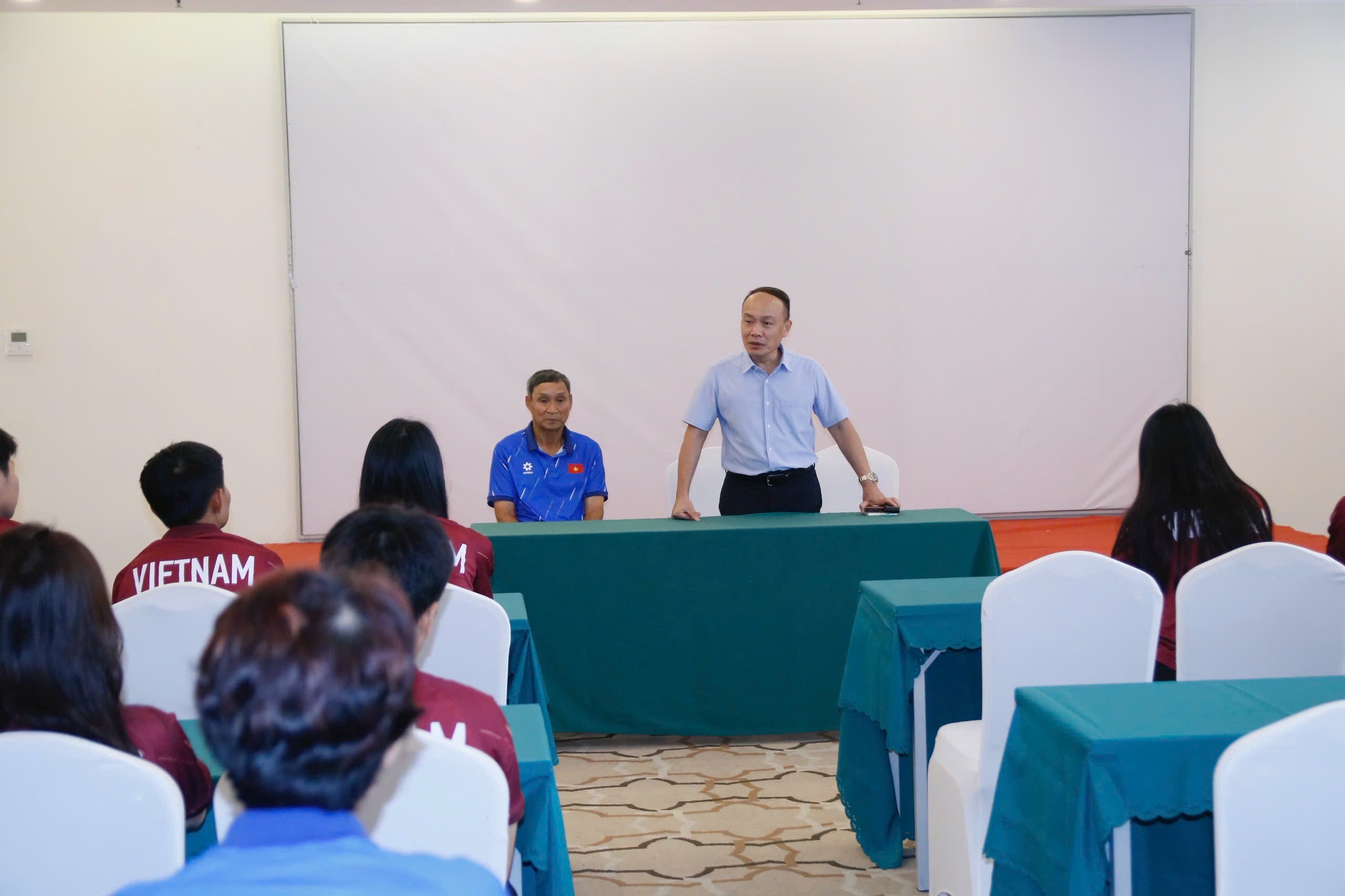 Tổng Thư ký VFF Nguyễn Văn Phú phát biểu tại buổi gặp gỡ