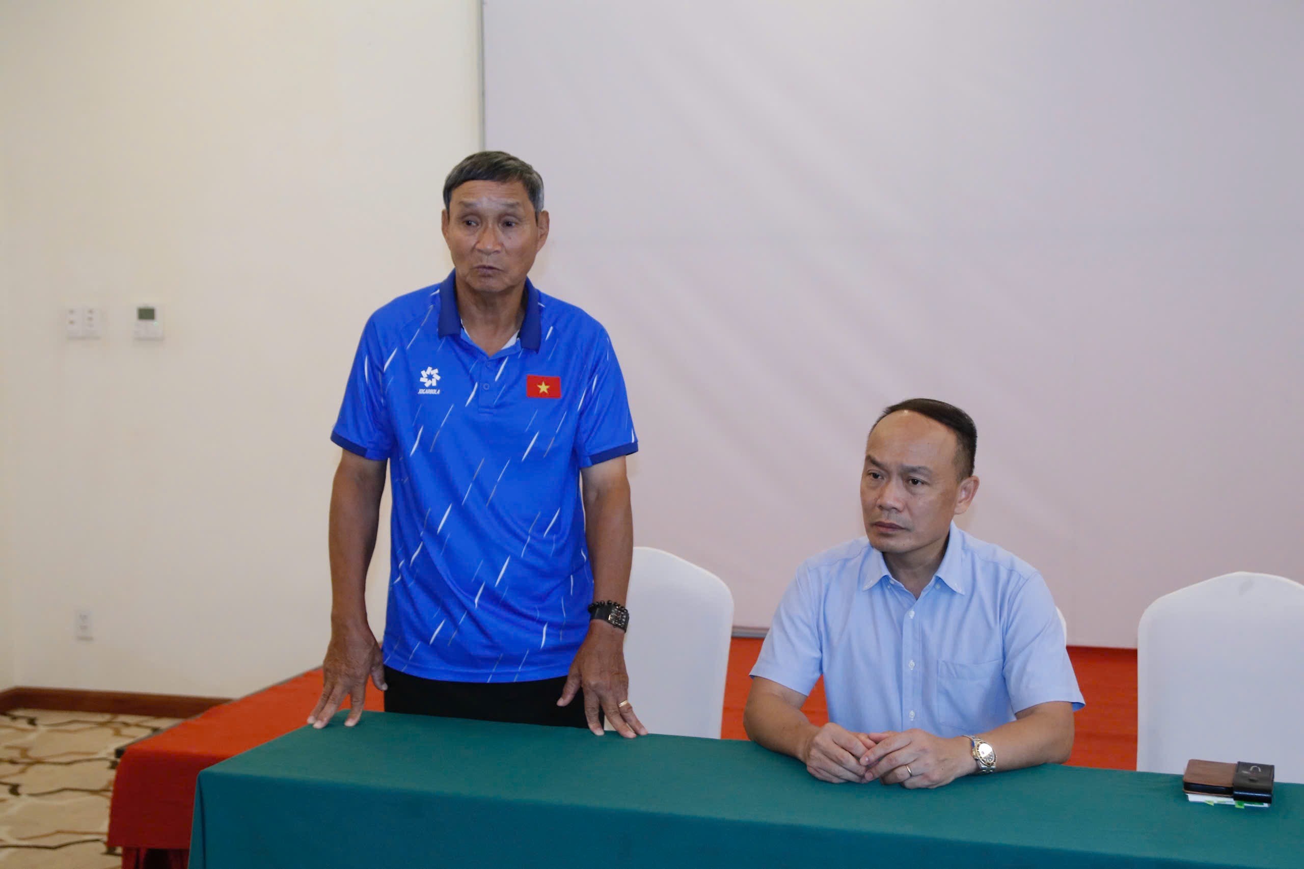 HLV trưởng đội tuyển nữ Việt Nam Mai Đức Chung phát biểu tại buổi gặp mặt