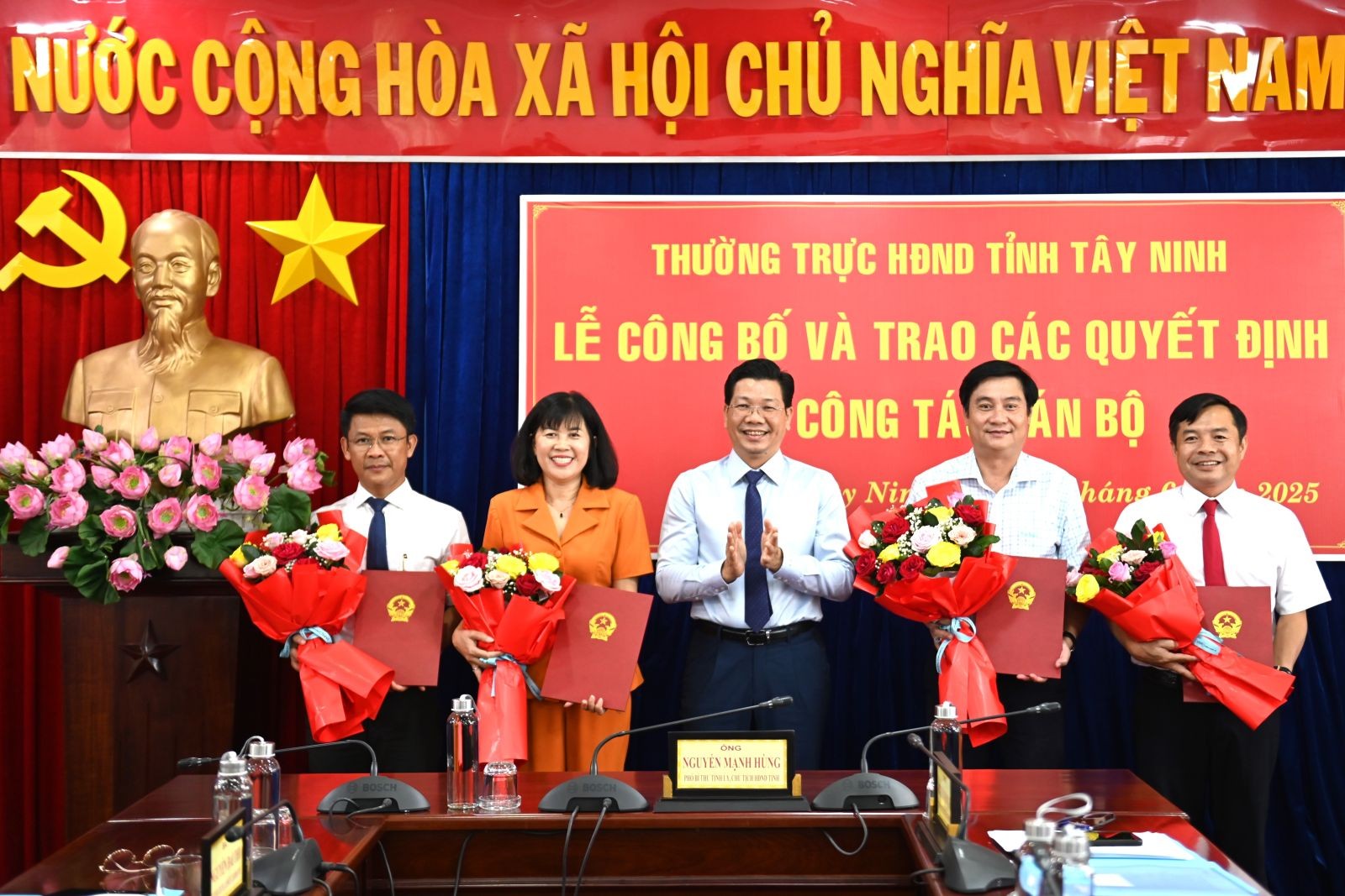 Ông Nguyễn Mạnh Hùng- Bí thư Tỉnh uỷ, Chủ tịch HĐND tỉnh trao quyết định bổ nhiệm và tặng hoa cho các đồng chí vừa được chỉ định Chủ tịch, Phó Chủ tịch, Trưởng các Ban HĐND tỉnh Tây Ninh, nhiệm kỳ 2021-2026.