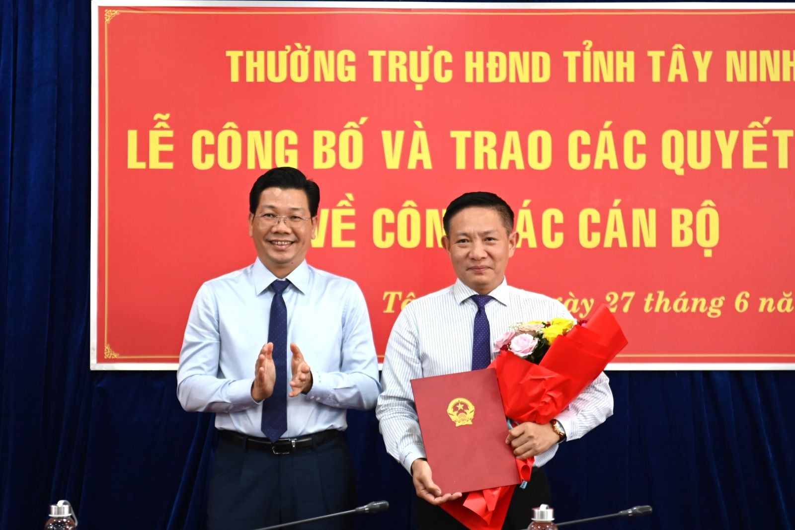 Ông Nguyễn Mạnh Hùng- Bí thư Tỉnh uỷ, Chủ tịch HĐND tỉnh trao quyết định bổ nhiệm và tặng hoa cho ông Phạm Trung Chánh.