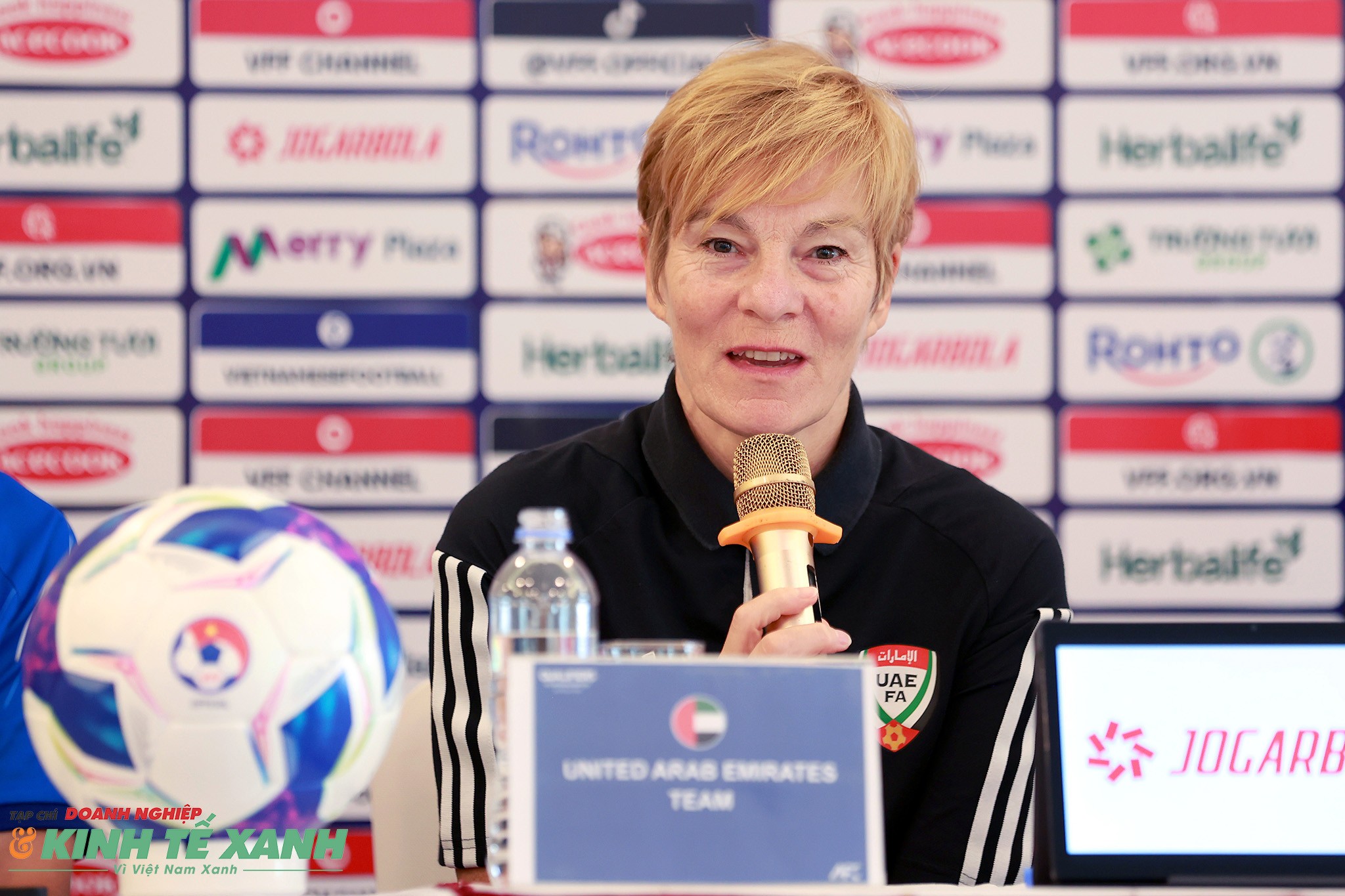 HLV Vera Pauw của đội tuyển nữ UAE trả lời các câu hỏi của phóng viên
