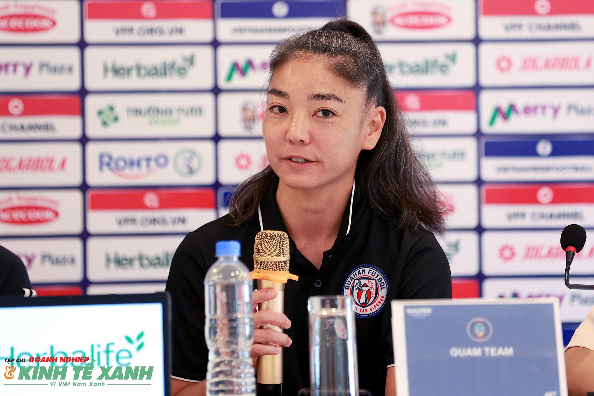 HLV Kimberly Sherman của đội tuyển nữ Guam chia sẻ với giới truyền thông