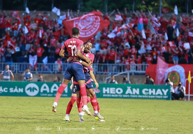 Tiền đạo Alan lập cú hat-trick ở trận đấu này cho CLB Công An Hà Nội