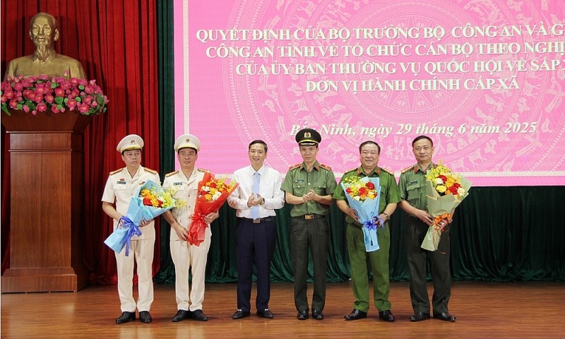 Chủ tịch UBND tỉnh Bắc Giang Nguyễn Việt Oanh và Thiếu tướng Bùi Duy Hưng, Giám đốc Công an tỉnh Bắc Ninh mới tặng hoa và chúc mừng 4 đồng chí nhận nhiệm vụ mới tại Bộ Công an.