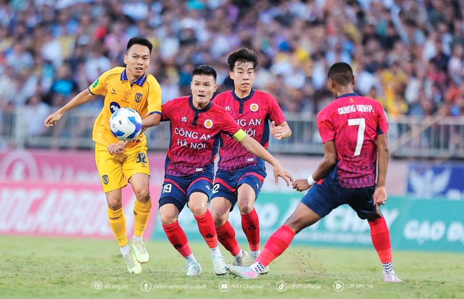 Tiền vệ Quang Hải là cầu thủ ghi bàn thắng mở tỉ số trận đấu cho Công An Hà Nội