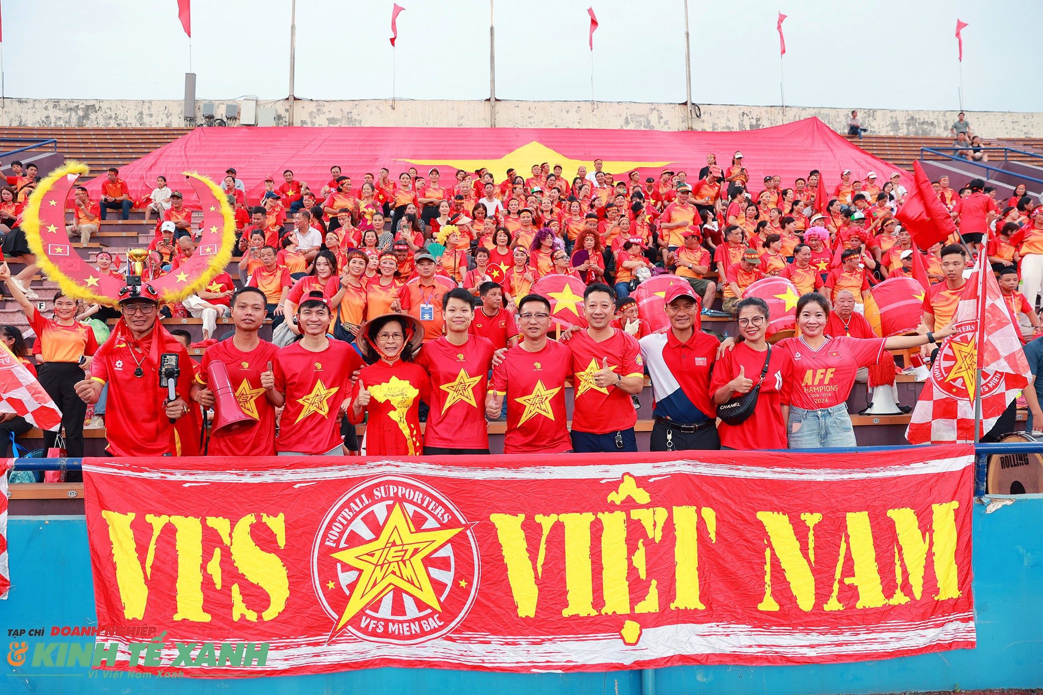 Hội cổ động viên VFS Miền Bắc đến sân Việt Trì để cổ vũ cho thầy trò HLV Mai Đức Chung