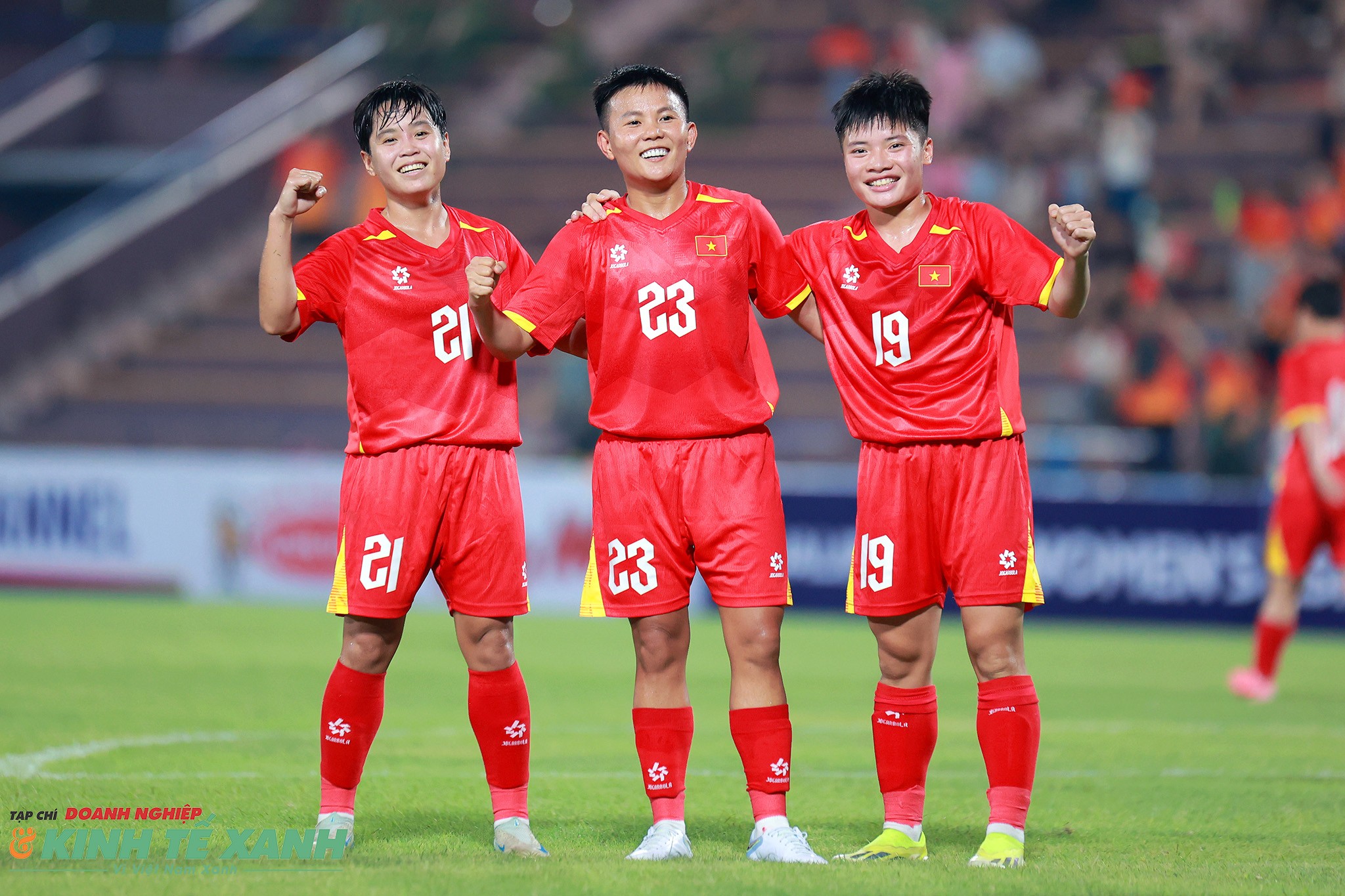 Vạn Sự (số 21, bên trái) ăn mừng bàn thắng nhân đôi cách biệt