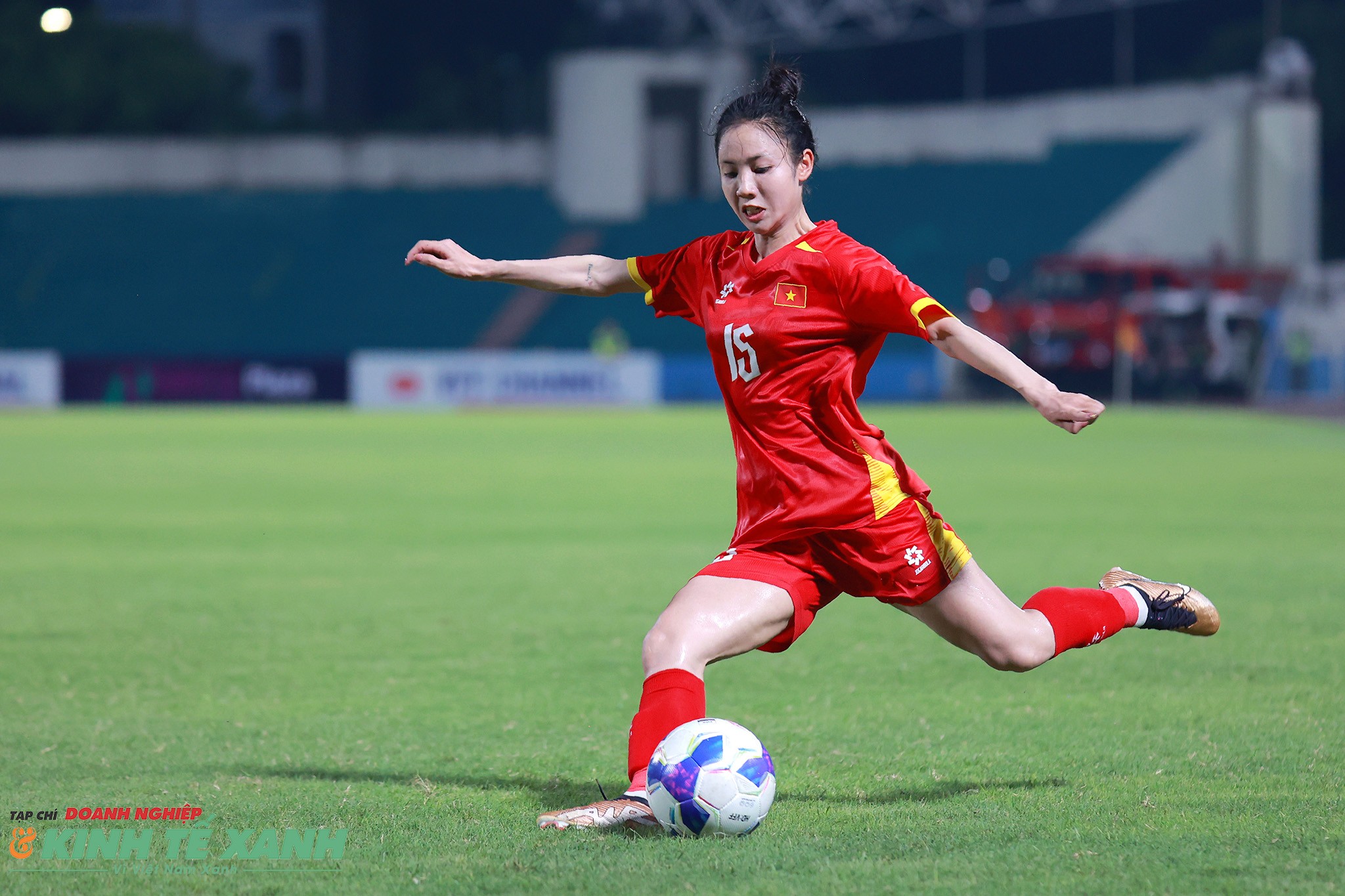 Trần Thị Duyên chơi năng nổ bên hành lang cánh trái của đội tuyển nữ Việt Nam