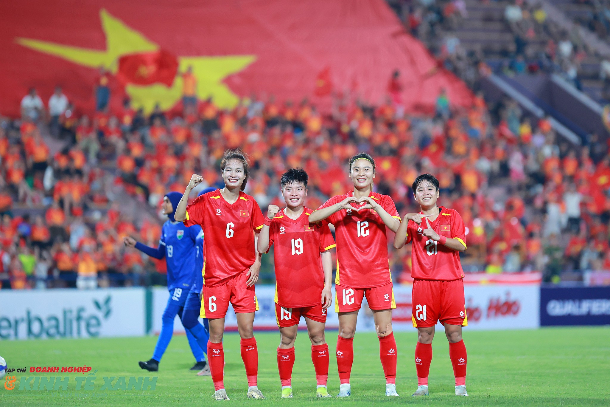 Tiền đạo Hải Yến (số 12) và các đồng đội ăn mừng bàn thắng ấn định chiến thắng 7-0 trước Maldives