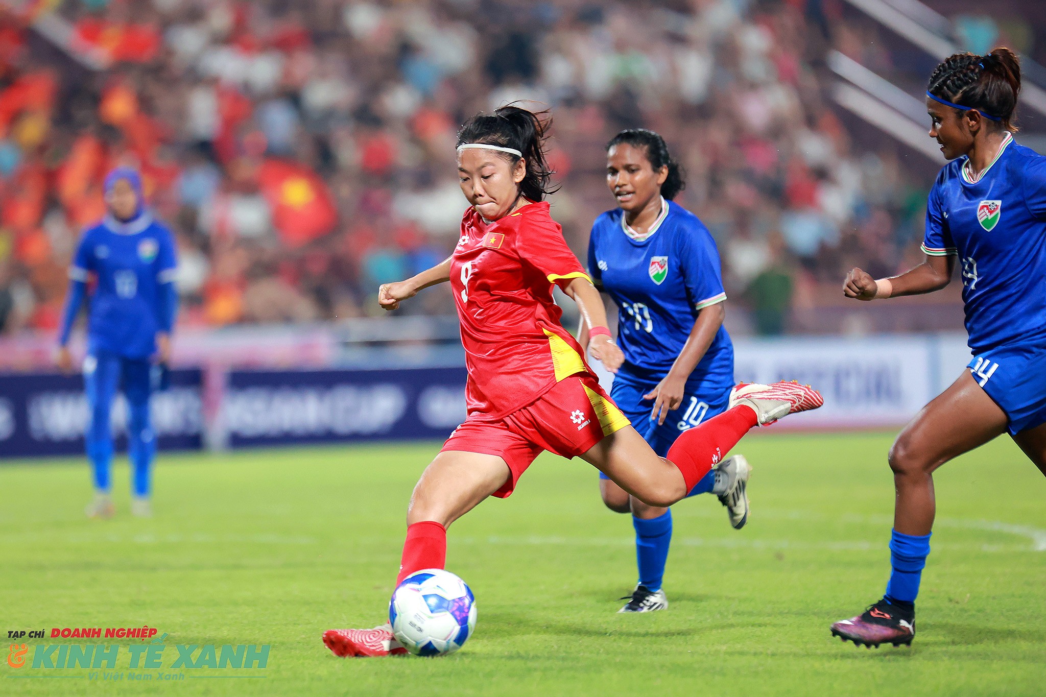 Tiền đạo Huỳnh Như tỏ ra thiếu may mắn khi bỏ lỡ khá nhiều cơ hội ghi bàn ở trận đấu này