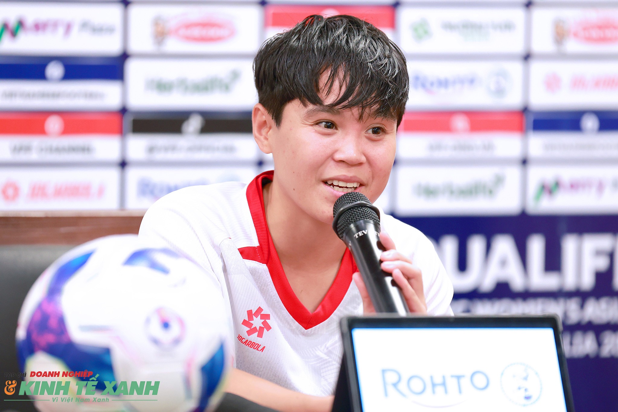 Cầu thủ xuất sắc nhất trận đấu Ngân Thị Vạn Sự trả lời các câu hỏi phỏng vấn