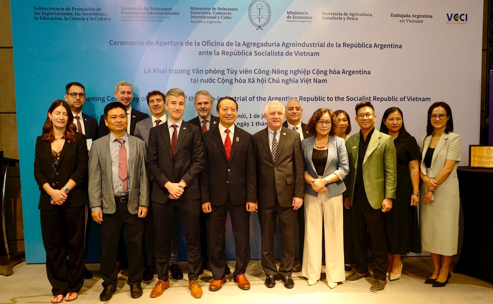 l1460221-1751473316.jpgVăn phòng Tùy viên Công - Nông nghiệp thuộc Đại sứ quán Argentina tại Việt Nam chính thức khai trương vào ngày 1/7/2025.