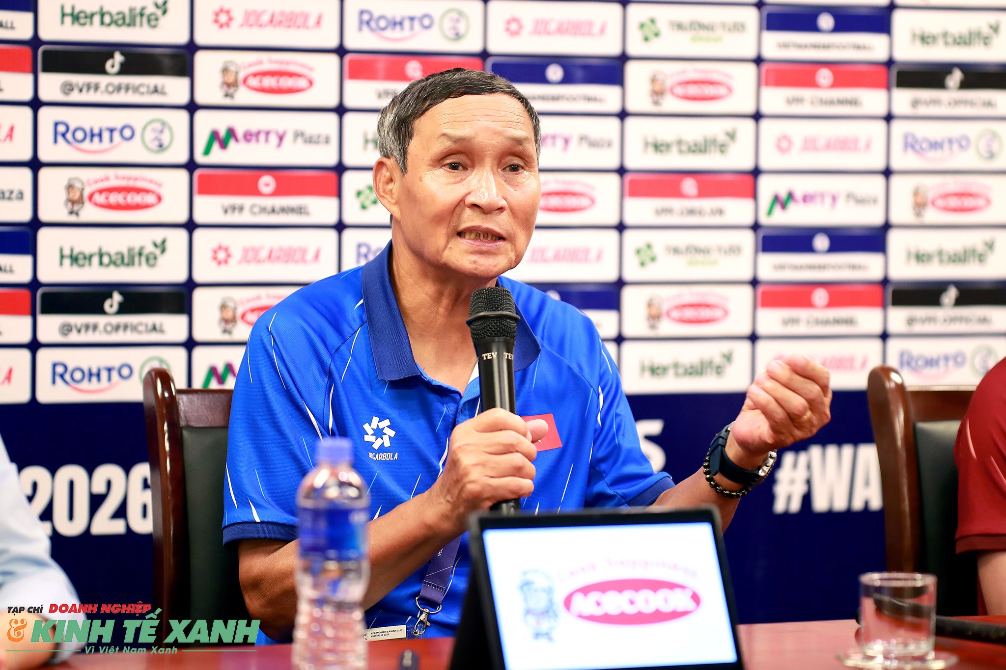 HLV Mai Đức Chung trả lời phỏng vấn trong buổi họp báo sau trận thắng đậm UAE 6-0