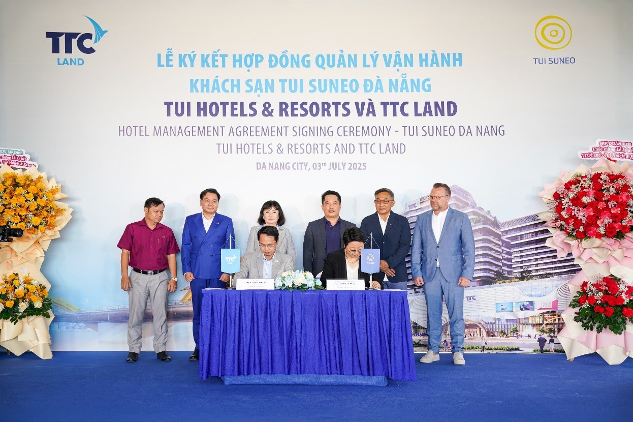 Ông Võ Thanh Lâm, Tổng giám đốc TTC Land và Tiến sĩ Huilian Duan - Tổng Giám đốc Điều hành TUI Hotels & Resorts khu vực Châu Á Thái Bình Dương cùng lãnh đạo cấp cao hai bên thực hiện nghi thức ký kết