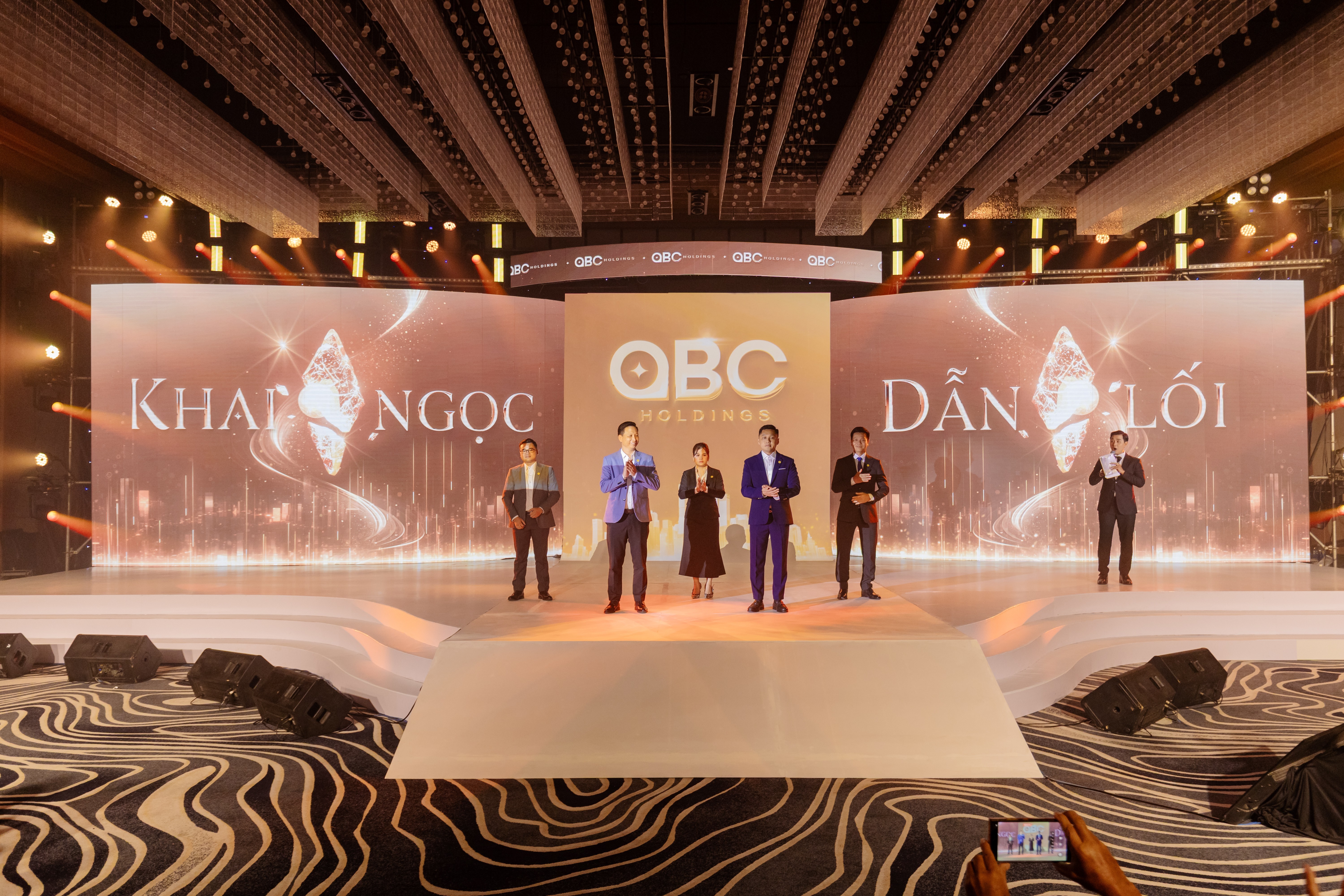 Không chỉ tập trung vào quy mô và lợi nhuận, OBC Holdings xây dựng chiến lược phát triển bền vững với triết lý xuyên suốt: Con người là trung tâm – Cộng đồng là đích đến.