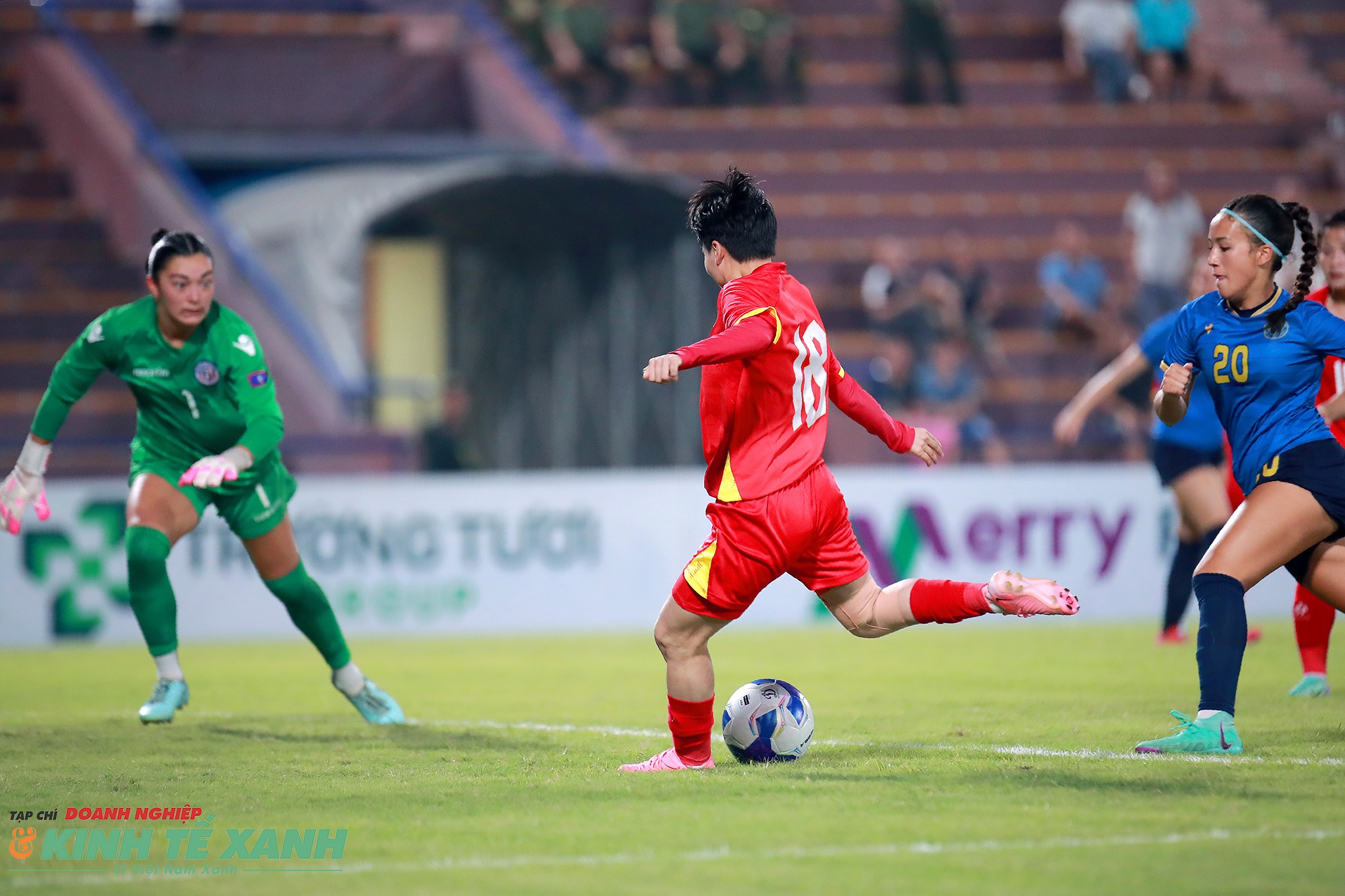 Nguyễn Thị Vạn ghi bàn mở tỉ số cho đội tuyển nữ Việt Nam ở ngay phút thứ 2 của trận đấu