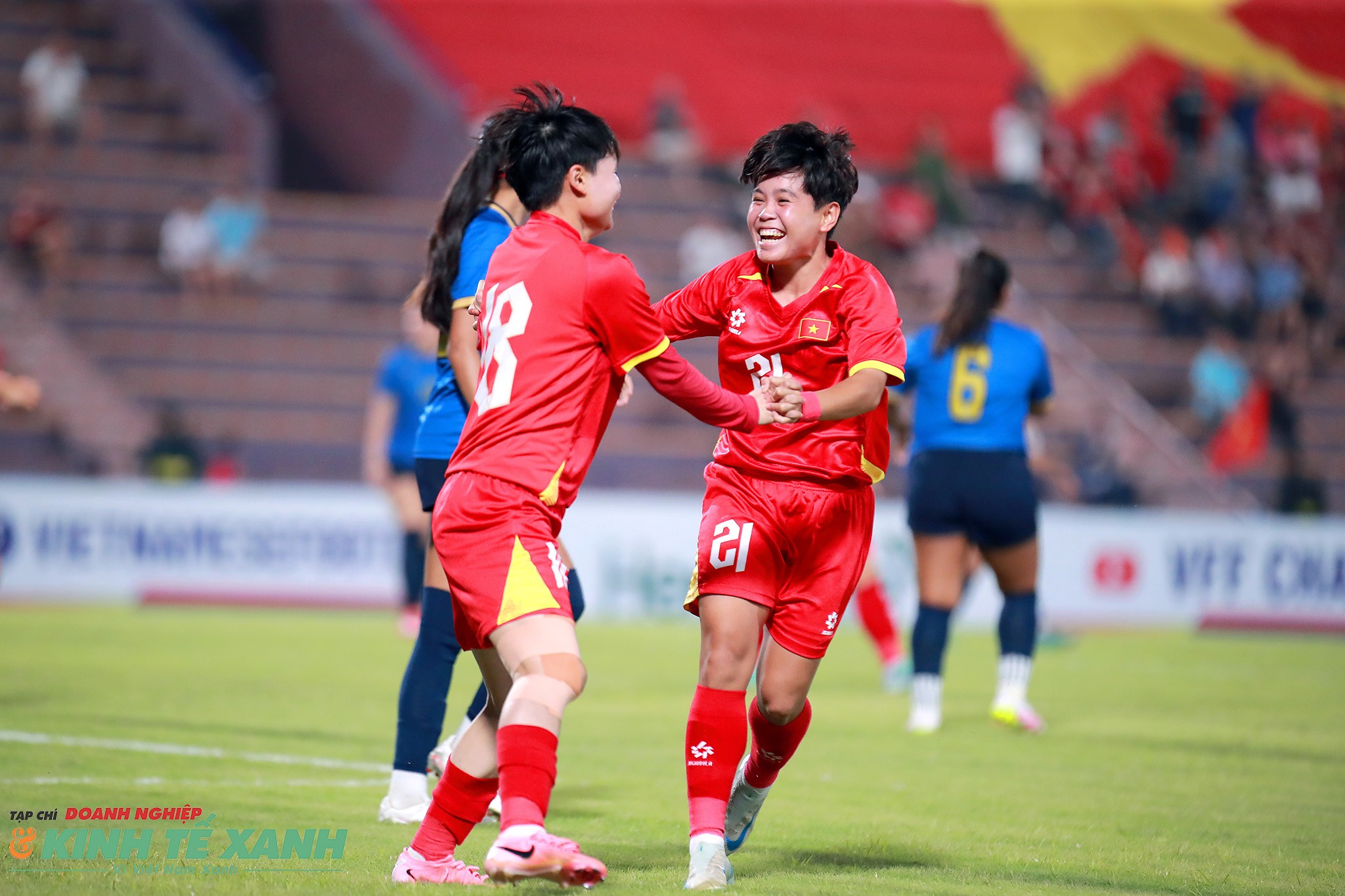 Nguyễn Thị Vạn ăn mừng bàn thắng cùng Vạn Sự