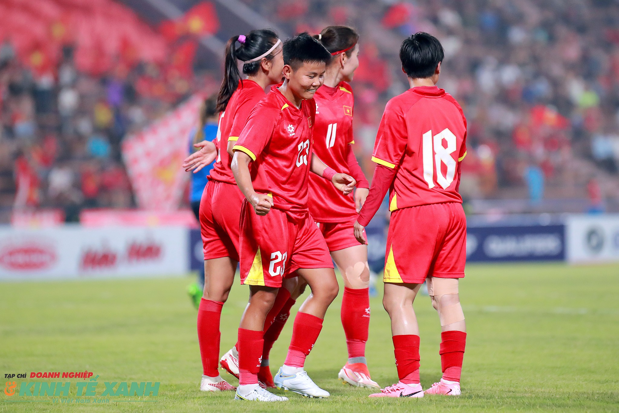 Bích Thùy (số 23) và các đồng đội ăn mừng bàn thắng nhân đôi cách biệt