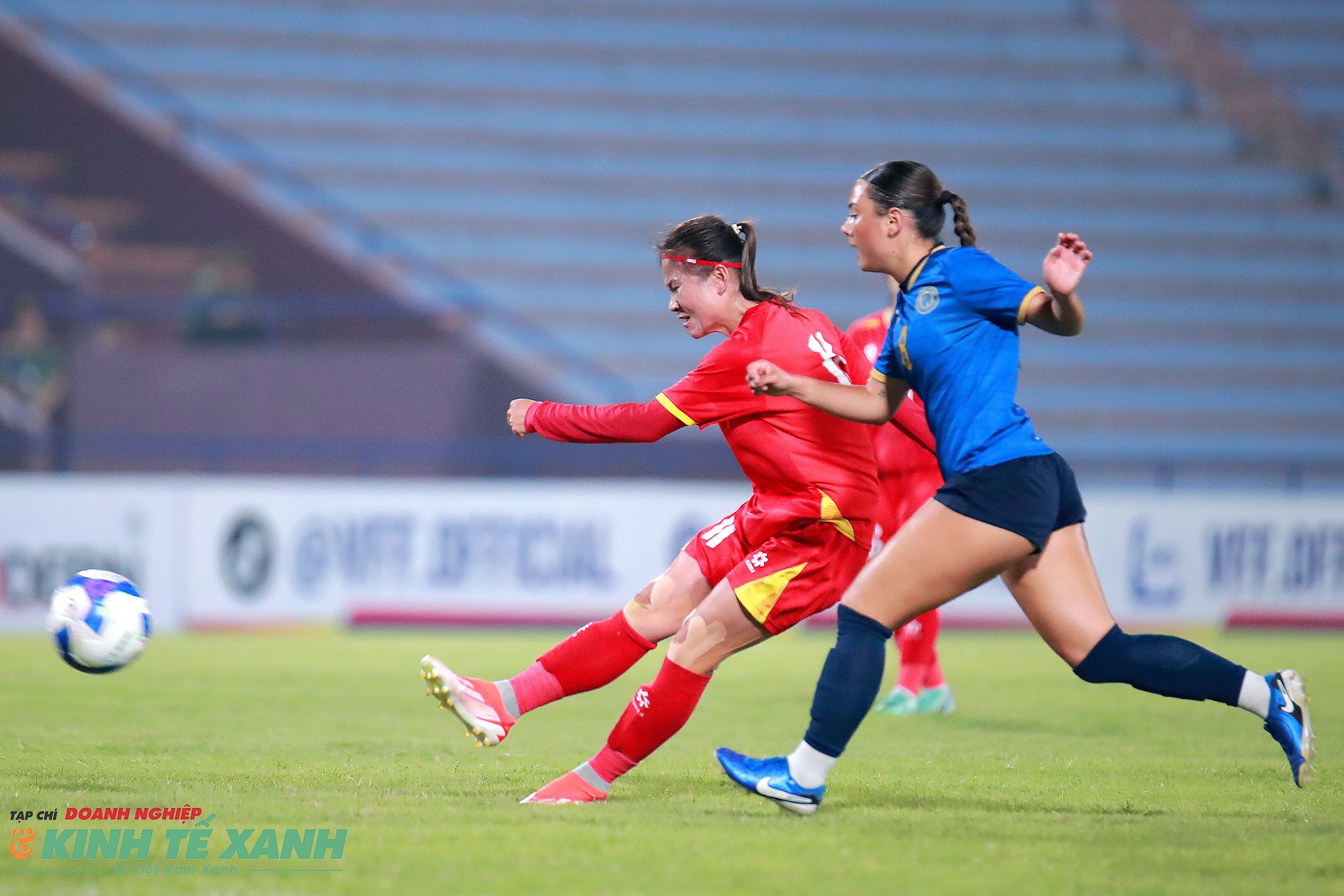 Thái Thị Thảo tung cú sút dội xà ngang khung thành đội tuyển nữ Guam