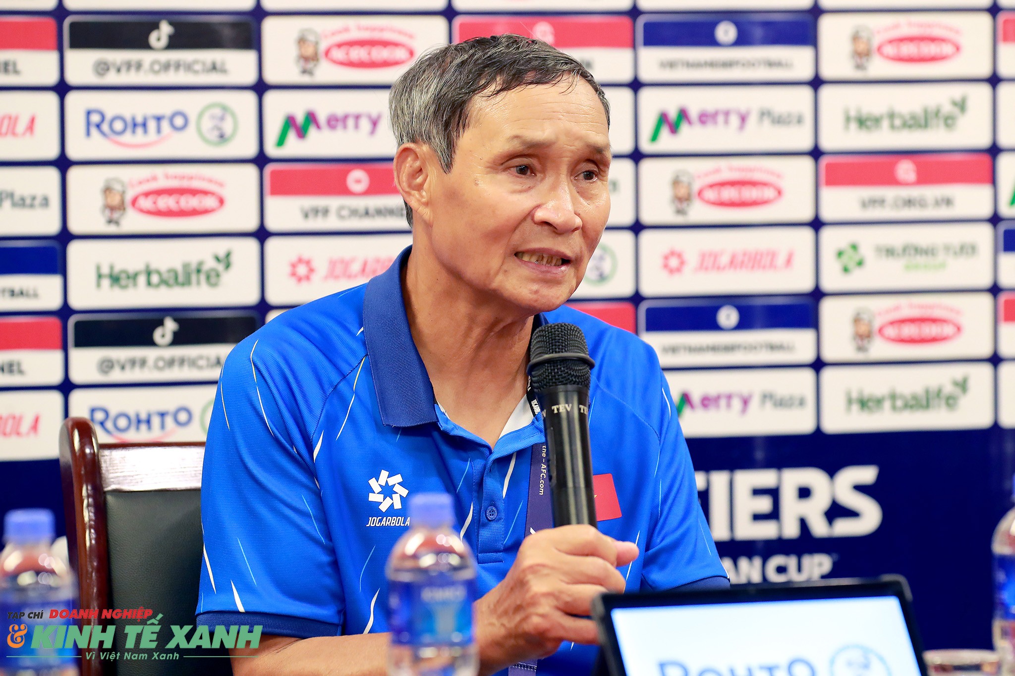 HLV Mai Đức Chung trả lời các câu hỏi của giới truyền thông