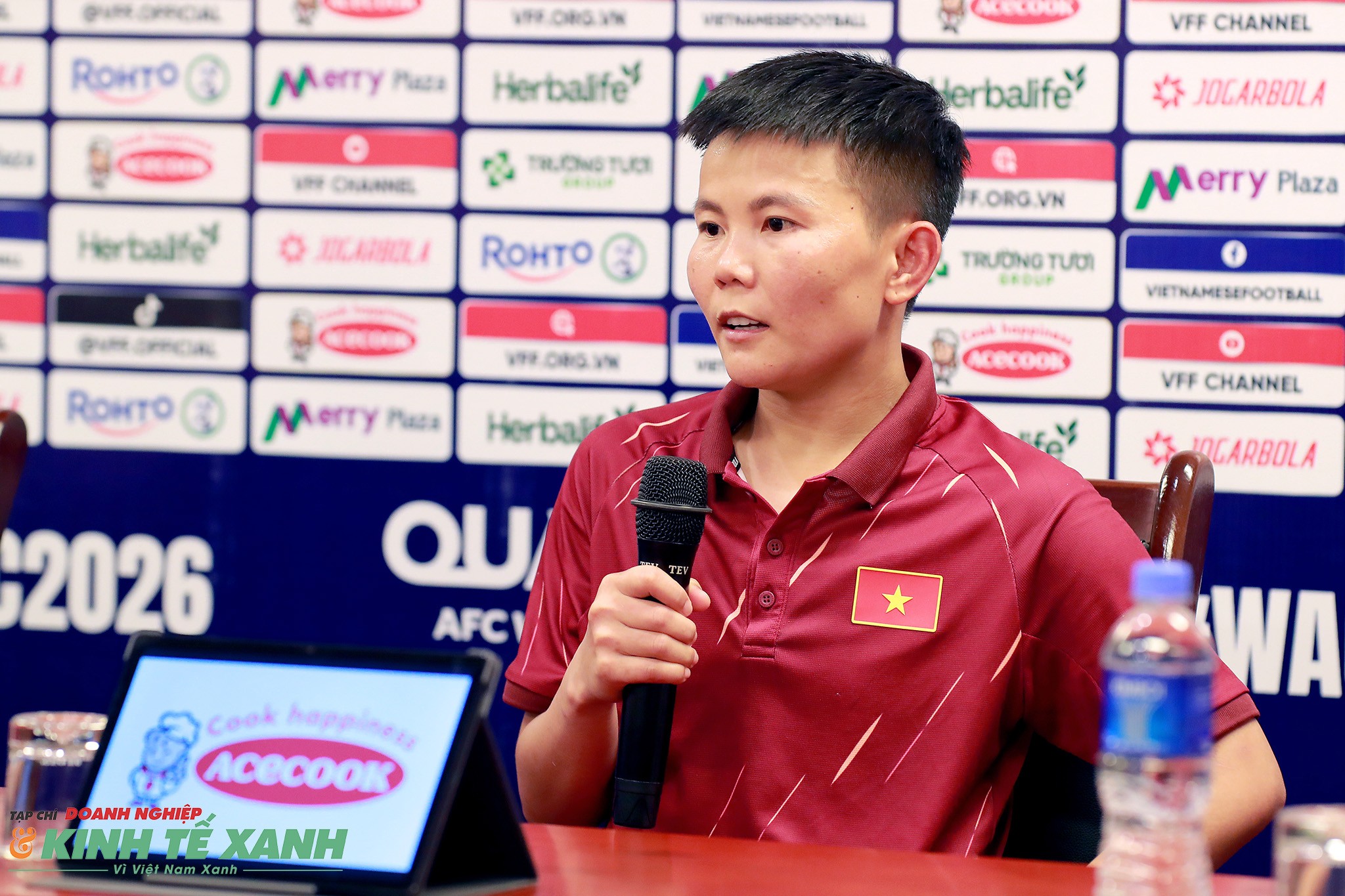 Cầu thủ xuất sắc nhất trận đấu Bích Thùy trả lời các câu hỏi của phóng viên