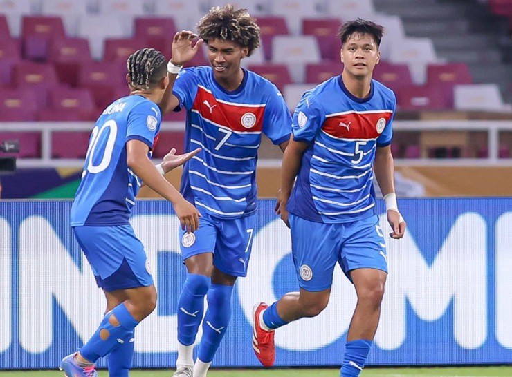 Tiền đạo Banatao (số 7) ăn mừng bàn thắng cùng các cầu thủ U23 Philippines