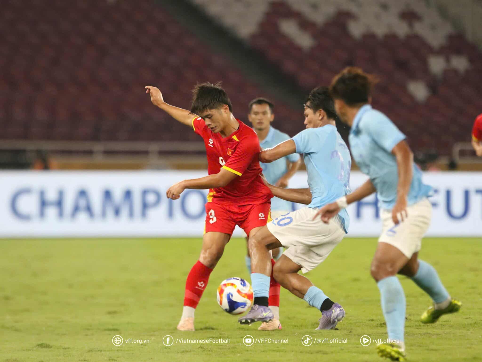 U23 Campuchia chơi áp sát, tranh cướp bóng quyết liệt, không ngại va chạm và phạm lỗi để cản phá lối chơi của U23 Việt Nam