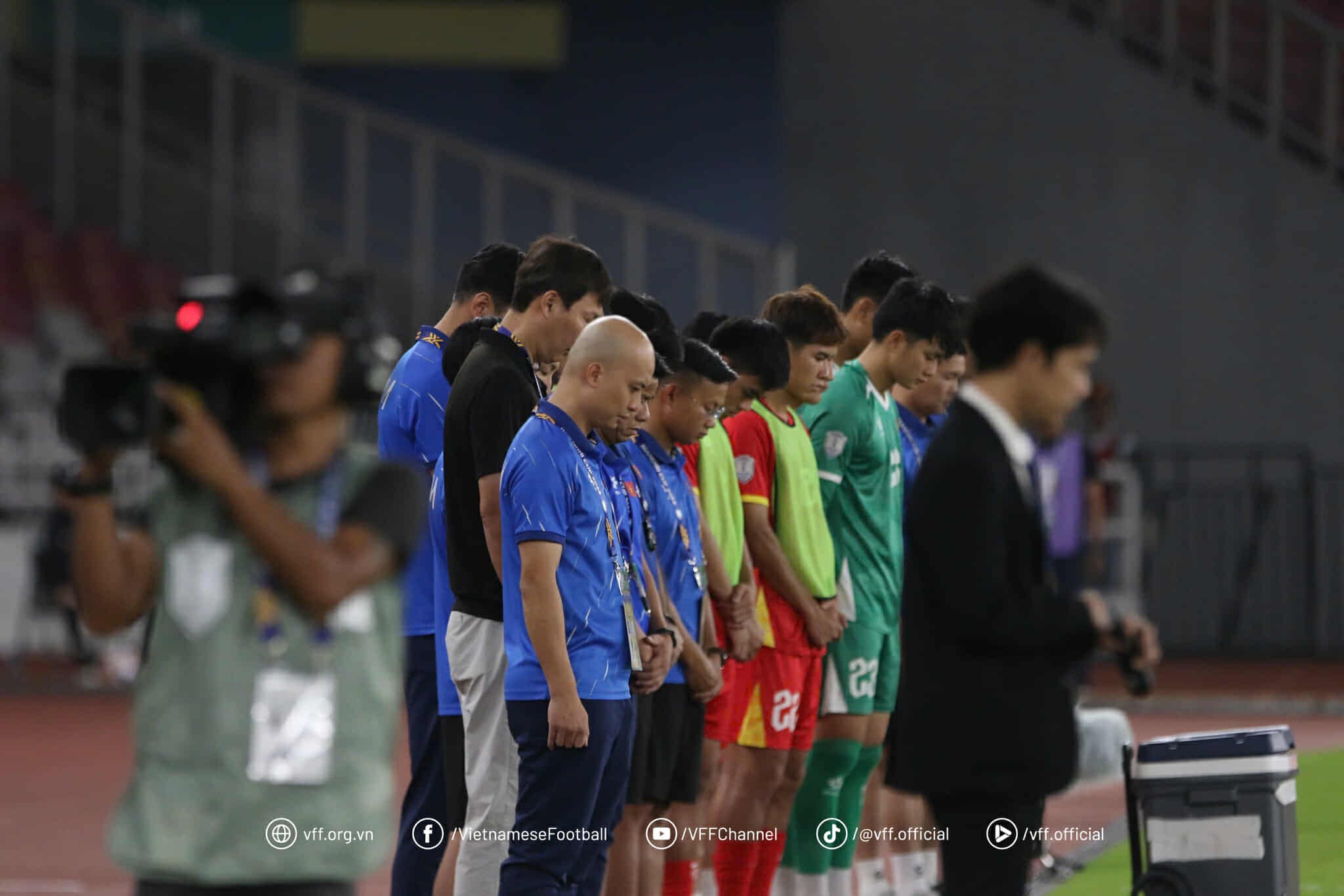 Ban Huấn luyện và các cầu thủ dự bị đội tuyển U23 Việt Nam mặc niệm các nạn nhân xấu số