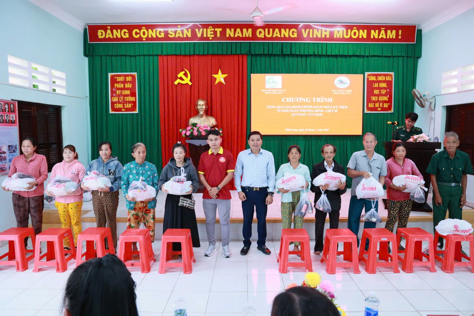 Tặng quà cho gia đình chính sách - Nhân dịp kỷ niệm 78 năm Ngày Thương binh Liệt sĩ tại Đồn Biên phòng Cổ Chiên Vĩnh Long