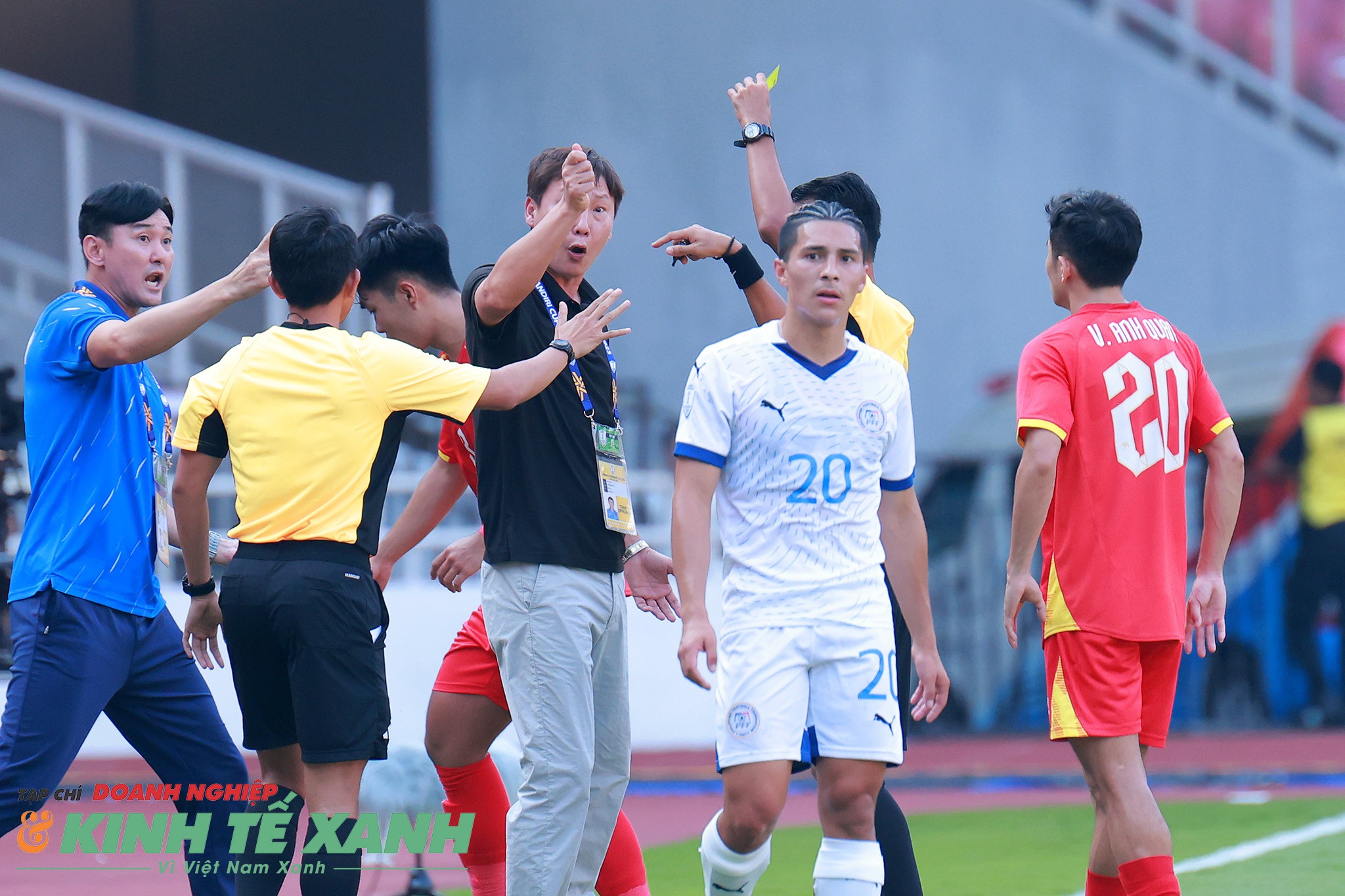 HLV Kim Sang Sik phải nhận thẻ vàng vì nổi nóng với quyết định của trọng tài.