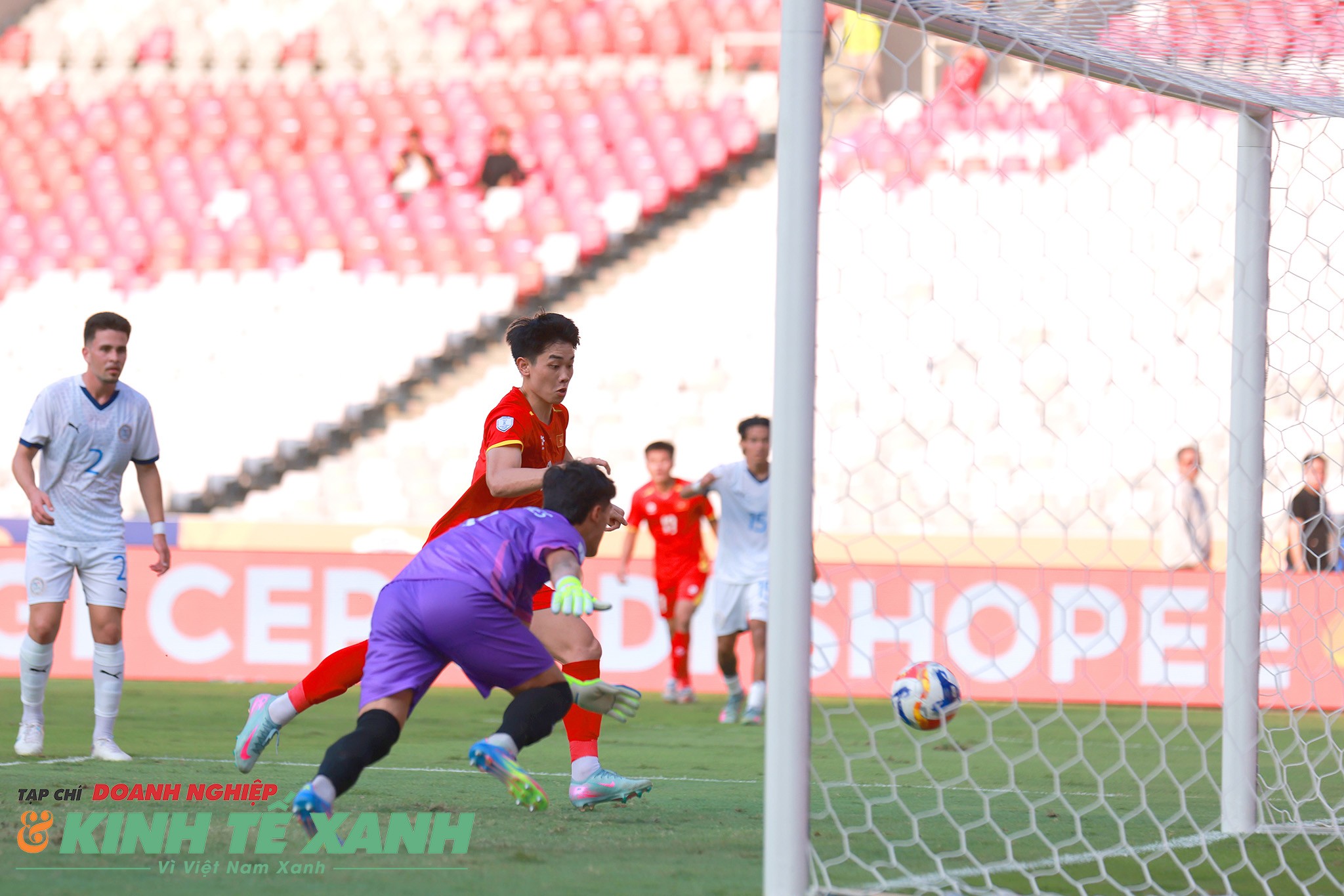 Tiền đạo Đình Bắc nhanh nhẹn băng vào đệm bóng cận thành, gỡ hòa 1-1 cho U23 Việt Nam