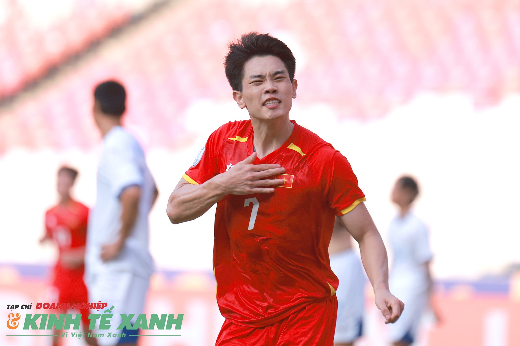 Đình Bắc ăn mừng bàn thắng thứ hai ở giải đấu năm nay.